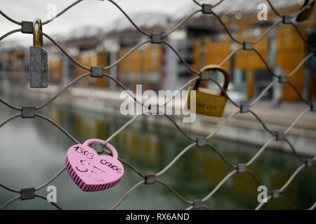 Lyon, France, Mars 8th, 2019 : une vue, prise le 8 mars 2019 montre que les serrures amour accroché récemment vu à confluence passerelle, à Lyon Confluence (centre-est de la France). Plusieurs centaines serrures, accusé de surfacturer le pont avait été enlevé en juillet 2015. La même opération a eu lieu à Paris, au Pont des Arts. Crédit photo : Serge Mouraret/Alamy Live News Banque D'Images