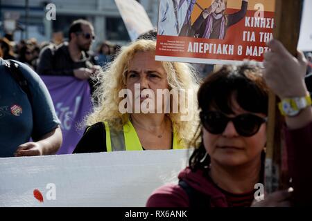 Athènes, Grèce. Mar 8, 2019. Une femme âgée a vu prendre part à la marche.Les mouvements des droits des femmes a organisé une marche en l'honneur de la Journée internationale de la femme. Credit : Giorgos Zachos SOPA/Images/ZUMA/Alamy Fil Live News Banque D'Images