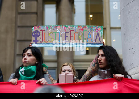 Londres, Royaume-Uni. 8Th Mar 2019. Assembler les femmes à l'extérieur de la Banque, de l'UK. 8Th Mar 2019. pour l'affichage de l'énergie et de féministes rouge juste colère sur la Journée internationale de la femme. Credit : Penelope Barritt/Alamy Live News Banque D'Images