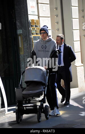 Milan, Josip Ilicic et balades en famille dans le centre d'origine croate slovène JOSIP ILICIC, la gâche de l'Atalanta et la Slovénie, l'équipe nationale arrive dans le centre avec son épouse TINA POLOVINA et sa fille SOFJIA qui apporte dans la poussette. Ici, ils sont à l'heure du déjeuner autour de la via Montenapoleone. Banque D'Images