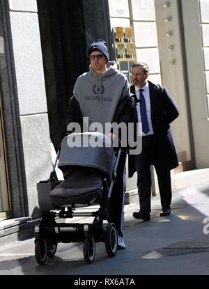 Milan, Josip Ilicic et balades en famille dans le centre d'origine croate slovène JOSIP ILICIC, la gâche de l'Atalanta et la Slovénie, l'équipe nationale arrive dans le centre avec son épouse TINA POLOVINA et sa fille SOFJIA qui apporte dans la poussette. Ici, ils sont à l'heure du déjeuner autour de la via Montenapoleone. Banque D'Images