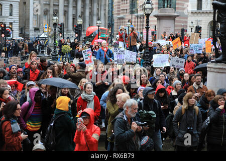 Banque d'Angleterre, Londres, UK, 8 Mar 2019. Les manifestants à faire entendre leur voix avec des pancartes, banderoles et chants bruyants et joyeux cris. Les femmes de tous les horizons de la vie inscrivez-vous à la grève pour protester contre des femmes pour l'égalité, les droits des femmes et mettre fin à la répression dans le monde entier. Credit : Imageplotter/Alamy Live News Banque D'Images