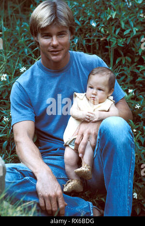 Los Angeles, Californie, USA. Mar 8, 2019. PHOTO : JAN-MICHAEL VINCENT, l'acteur le mieux connu pour jouer à Stringfellow Hawke en 'Airwolf' est décédé le 10 février à l'âge de 74 ans. Vincent's les causes des décès est répertorié comme un arrêt cardiaque et est décédé en Caroline du Nord. Photo : 1973 - JAN MICHAEL VINCENT avec bébé LAMAS VINCENT. Globe Crédit : Photos/ZUMAPRESS.com/Alamy Live News Banque D'Images