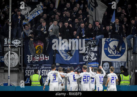 Duisburg, Allemagne. 05Th Mar, 2019. jubilation du Karlsruher joueurs sur le 0 : 2 avec les fans. GES/football/3e Ligue : Krefelder Uerdingen football club - Karlsruher SC, 08.03.2019 Football/soccer : 3e Ligue : KFC Uerdingen vs Karlsruher SC, Duisburg, Mars 8, 2019 | dans le monde entier : dpa Crédit/Alamy Live News Banque D'Images