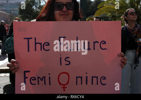 Athènes, Grèce. Mar 8, 2019. Une femme prend part à un rassemblement à l'appel à l'égalité des sexes lors de la Journée internationale de la femme à Athènes, Grèce, le 8 mars 2019. Credit : Marios Lolos/Xinhua/Alamy Live News Banque D'Images