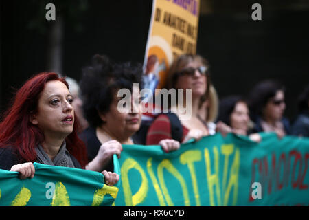 Athènes, Grèce. Mar 8, 2019. Les femmes prennent part à un rassemblement à l'appel à l'égalité des sexes lors de la Journée internationale de la femme à Athènes, Grèce, le 8 mars 2019. Credit : Marios Lolos/Xinhua/Alamy Live News Banque D'Images