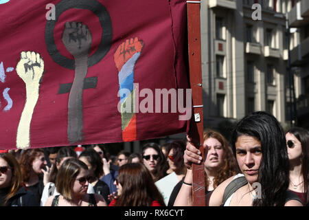 Athènes, Grèce. Mar 8, 2019. Les femmes prennent part à un rassemblement à l'appel à l'égalité des sexes lors de la Journée internationale de la femme à Athènes, Grèce, le 8 mars 2019. Credit : Marios Lolos/Xinhua/Alamy Live News Banque D'Images