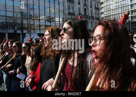 Athènes, Grèce. Mar 8, 2019. Les femmes prennent part à un rassemblement à l'appel à l'égalité des sexes lors de la Journée internationale de la femme à Athènes, Grèce, le 8 mars 2019. Credit : Marios Lolos/Xinhua/Alamy Live News Banque D'Images