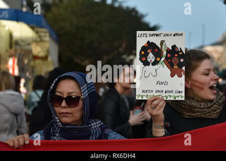 Athènes, Grèce. 8Th Mar 2019. Des centaines de prendre part à une manifestation pour les droits des femmes lors de la Journée internationale de la femme à Athènes, Grèce. Crédit : Nicolas Koutsokostas/Alamy Live News. Banque D'Images