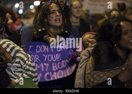 Athènes, Grèce. Mar 8, 2019. Les femmes et les hommes en mars dans les rues d'Athènes tenant des banderoles et scandé des slogans contre le patriarcat. De gauche, féministes et des organisations de défense des droits ont organisé une manifestation en l'honneur de la Journée internationale de la femme et de la demande l'égalité de droits et de respect. Credit : Nikolas Georgiou/ZUMA/Alamy Fil Live News Banque D'Images