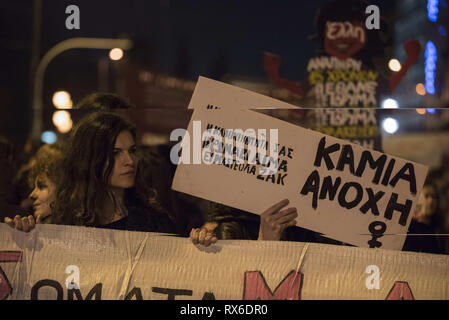 Athènes, Grèce. Mar 8, 2019. Les femmes et les hommes en mars dans les rues d'Athènes tenant des banderoles et scandé des slogans contre le patriarcat. De gauche, féministes et des organisations de défense des droits ont organisé une manifestation en l'honneur de la Journée internationale de la femme et de la demande l'égalité de droits et de respect. Credit : Nikolas Georgiou/ZUMA/Alamy Fil Live News Banque D'Images