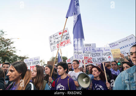 Séville, Espagne. 05Th Mar, 2019. Espagne, Séville : des milliers de femmes et d'hommes participent à la manifestation pour la Journée internationale de la femme 2019. Credit : Claudia Wiens/Alamy Live News Banque D'Images