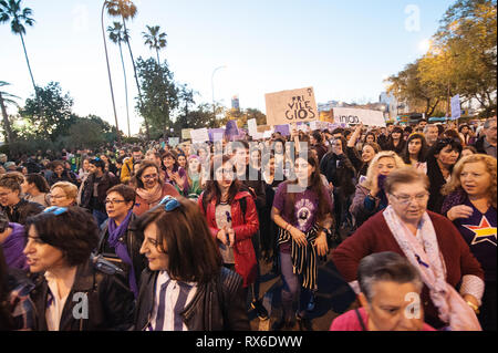 Séville, Espagne. 05Th Mar, 2019. Espagne, Séville : des milliers de femmes et d'hommes participent à la manifestation pour la Journée internationale de la femme 2019. Credit : Claudia Wiens/Alamy Live News Banque D'Images