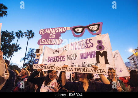 Séville, Espagne. 05Th Mar, 2019. Espagne, Séville : des milliers de femmes et d'hommes participent à la manifestation pour la Journée internationale de la femme 2019. Credit : Claudia Wiens/Alamy Live News Banque D'Images