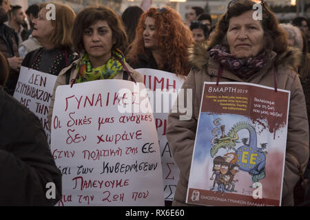 Athènes, Grèce. Mar 8, 2019. Une affiche se lit, ''nos besoins ne sont pas couverts par les gouvernements, ni l'UE''. De gauche, féministes et des organisations de défense des droits ont organisé une manifestation en l'honneur de la Journée internationale de la femme et de la demande l'égalité de droits et de respect. Credit : Nikolas Georgiou/ZUMA/Alamy Fil Live News Banque D'Images