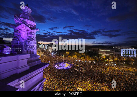 Madrid, Espagne. Mar 8, 2019. Vue aérienne de la place de Cibeles comme des milliers de femmes dans la rue, lors d'une manifestation marquant la Journée internationale de la femme. Les femmes demandent l'égalité de droits de travail et à la fin de la violence contre les femmes dans la société espagnole durant une cérémonie pour célébrer la Journée internationale de la femme. Crédit : Jack Abuin/ZUMA/Alamy Fil Live News Banque D'Images