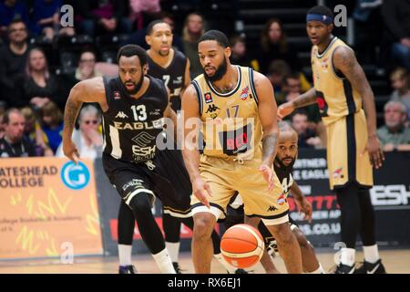 Newcastle Upon Tyne, au Royaume-Uni. 08 mars 2019. Greg Pryor, numéro 17, jouant pour Radisson Glasgow contre les roches rouges Groupe Esh Eagles Newcastle au British Basketball League Championship match à l'aréna communautaire Eagles à Newcastle upon Tyne. Darius Defoe est le joueur de Newcastle le courtiser. Crédit : Colin Edwards/Alamy Live News. Banque D'Images