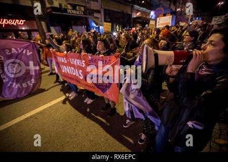 Porto, Portugal. 05Th Mar, 2019. Les manifestants à pied comme ils participent à la Marche des femmes sur la Journée internationale de la femme le 8 mars, 2019 à Porto, Portugal. Credit : Diogo Baptista/Alamy Live News Banque D'Images