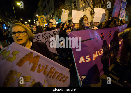 Porto, Portugal. 05Th Mar, 2019. Les manifestants à pied comme ils participent à la Marche des femmes sur la Journée internationale de la femme le 8 mars, 2019 à Porto, Portugal. Credit : Diogo Baptista/Alamy Live News Banque D'Images