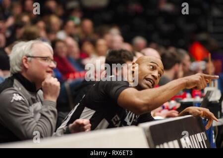 Newcastle Upon Tyne, au Royaume-Uni. 08 mars 2019. Fabulous Flournoy, entraîneur-chef des Eagles Groupe Esh Newcastle, encadrement de la magistrature contre Radisson Glasgow rouge des pierres à la communauté d'Aigles stade dans la British Basketball Championship. Crédit : Colin Edwards/Alamy Live News. Banque D'Images