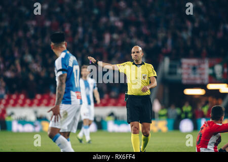 Bilbao, Espagne. 8Th Mar 2019. 08/03/2019. Bilbao, Pays Basque. San Mames. Liga Santander. Athletic Club v RCD Espanyol. L'arbitre de jeu après une faute. Credit : Alvaro Campo/Alamy Live News Banque D'Images