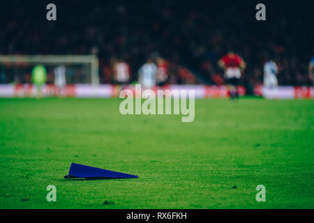 Bilbao, Espagne. 8Th Mar 2019. 08/03/2019. Bilbao, Pays Basque. San Mames. Liga Santander. Athletic Club v RCD Espanyol. Avion de papier violet pendant le jeu. Credit : Alvaro Campo/Alamy Live News Banque D'Images