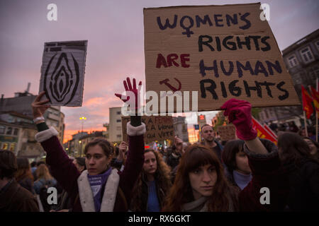 Porto, Porto, Portugal. Mar 8, 2019. Les protestataires sont vu la tenue des pancartes pendant la manifestation.partout au pays des centaines de milliers de personnes marche sur les principales villes contre les récentes nouvelles sur la violence domestique et aussi pour célébrer les droits des femmes dans le monde au cours de la journée internationale de la femme 8 mars, 2019 à Porto, Portugal. Credit : Diogo Baptista SOPA/Images/ZUMA/Alamy Fil Live News Banque D'Images