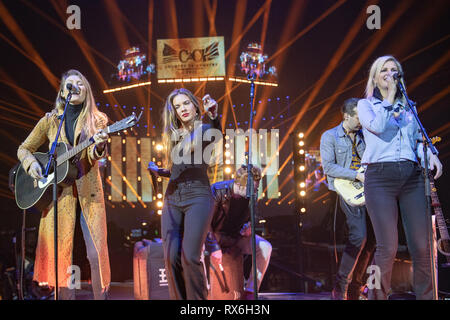 Londres, Royaume-Uni. 8 mars 2018. Juin Runaway composé de chanteurs Naomi Cooke(C), Hannah Mulholland(L), et Jennifer Wayne(R) d'effectuer sur les feux de la scène le jour 1 de C2C : un pays à l'autre à l'O2 Arena, UK, Crédit : Jason Richardson / Alamy Live News Banque D'Images
