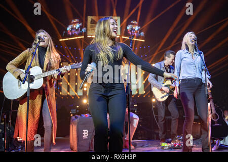 Londres, Royaume-Uni. 8 mars 2018. Juin Runaway composé de chanteurs Naomi Cooke(C), Hannah Mulholland(L), et Jennifer Wayne(R) d'effectuer sur les feux de la scène le jour 1 de C2C : un pays à l'autre à l'O2 Arena, UK, Crédit : Jason Richardson / Alamy Live News Banque D'Images