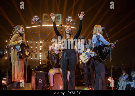 Londres, Royaume-Uni. 8 mars 2018. Juin Runaway composé de chanteurs Naomi Cooke(C), Hannah Mulholland(L), et Jennifer Wayne(R) d'effectuer sur les feux de la scène le jour 1 de C2C : un pays à l'autre à l'O2 Arena, UK, Crédit : Jason Richardson / Alamy Live News Banque D'Images