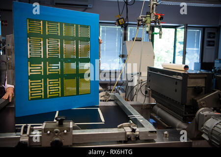 Denkendorf, Allemagne. 04 Juin, 2018. Un pochoir pour surfaces conductrices se trouve dans un laboratoire de l'Institut allemand pour l'industrie textile et de la fibre de la recherche dans une machine d'impression de l'écran. Une suie conductrice pâte est appliquée aux matériaux par les pochoirs, afin que ceux-ci deviennent des capteurs, commutateurs ou similaire. (À propos de l'afp : "enkendorf inventeurs travaillent sur les capteurs pour des batteries pour les voitures électriques' à partir de 09.03.2019) Crédit : Sebastian Gollnow/dpa/Alamy Live News Banque D'Images