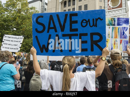 Christchurch, Canterbury, Nouvelle-Zélande. Mar 9, 2019. Des milliers de personnes à mars ''Save notre eau, '' pour protester contre une société d'embouteillage de l'eau des milliards de litres d'expédition outre-mer de l'eau tirée de Christchurch aquifères. Credit : PJ Heller/ZUMA/Alamy Fil Live News Banque D'Images