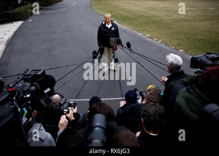 Beijing, USA. Mar 8, 2019. Le Président américain Donald Trump s'adresse aux journalistes avant de partir pour New York pour étudier les zones dévastées par de puissantes tornades, à Washington, DC, États-Unis, le 8 mars 2019. Credit : Ting Shen/Xinhua/Alamy Live News Banque D'Images