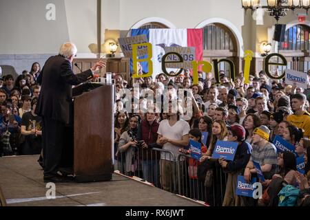 Iowa City, Iowa, États-Unis. Mar 8, 2019. La foule acclamer tandis que Bernie SANDERS (I-VT) campagnes pour le président de l'Union Memorial de l'Iowa à Iowa City, Iowa le Vendredi, Mars 8, 2019. Credit : KC McGinnis/ZUMA/Alamy Fil Live News Banque D'Images