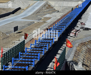 (190309) -- Lhassa, le 9 mars 2019 (Xinhua) -- le long des rails d'acier est perçue pour la pose des voies du chemin de fer Lhasa-Nyingchi dans le comté de Gonggar de la préfecture de Shannan, sud-ouest de la Chine, région autonome du Tibet, le 8 mars 2019. Les 500 premiers mètres de long rail d'acier a été mis sur les voies sans ballast du chemin de fer Lhasa-Nyingchi le vendredi. Les 500 premiers mètres de long rail d'acier a été mis sur les voies sans ballast du chemin de fer Lhasa-Nyingchi le vendredi. Le chemin de fer Lhasa-Nyingchi vous aidera à améliorer le réseau ferroviaire ainsi que l'infrastructure de transport le long du chemin de fer, pushi Banque D'Images