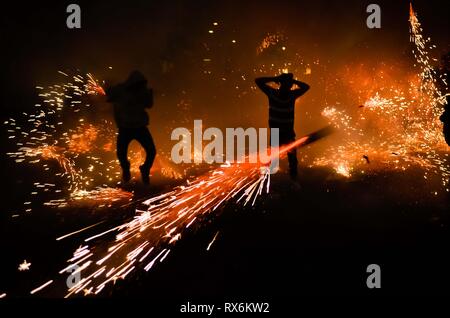 Tultepec, au Mexique. Mar 8, 2019. La gravure traditionnelle de taureaux pyrotechnique en l'honneur du saint patron de la pyrotechnie, San Juan de Dios dans la municipalité mexicaine de Tultepec. (Crédit Image : © LopezZUMA Wire) Banque D'Images