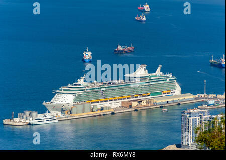 Royal Caribbean Indépendance de la Seas Cruise Ship in port au rocher de Gibraltar. Banque D'Images