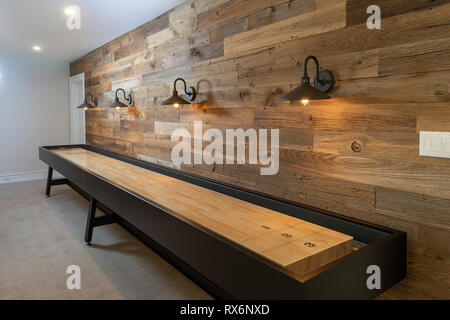 Table Shuffleboard dans la maison résidentielle Banque D'Images