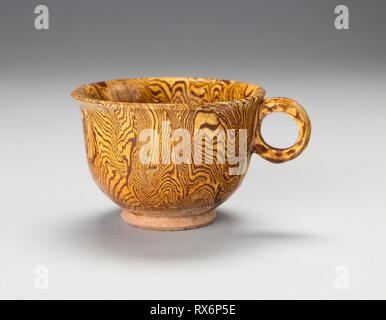 Ring-Handled Cup. La Chine. Date : 618 AD AD-907. Dimensions : H. 9,5 cm (3,75 in.). La faïence en marbre clair avec glaçure. Origine : Chine. Musée : le Chicago Art Institute. Banque D'Images