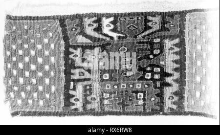 Fragment. Moche-Wari ; peut-être la vallée de Lima, le centre-nord de la côte, le Pérou. Date : AD-1476 500. Dimensions : 16,5 x 9,5 cm (6 1/2 x 3 3/4 in.). Tapisserie de fente. Origine : Pérou. Musée : le Chicago Art Institute. Banque D'Images