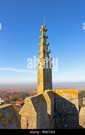 Un pinacle sur la haute tour de l'église paroissiale de St Nicholas à Blakeney, Norfolk, Angleterre, Royaume-Uni, Europe. Banque D'Images