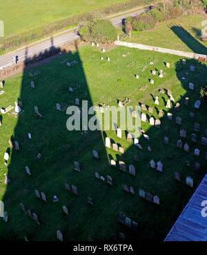 L'ombre de l'église paroissiale de St Nicolas sur le cimetière à Blakeney, Norfolk, Angleterre, Royaume-Uni, Europe. Banque D'Images