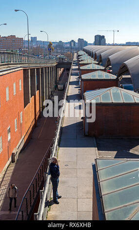 Madrid, Espagne - 13 Février 2019 : Des ouvriers ayant une pause et fumer une cigarette à l'encontre de la ville de Madrid. Banque D'Images