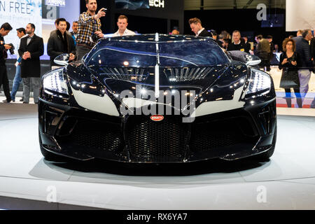 Genève, SUISSE - Le 5 mars 2019 : 19 millions de dollars supercar Bugatti La voiture noire débuts au 89e Genève International Motor Show. Banque D'Images