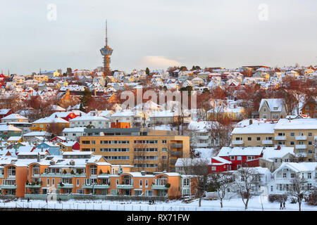 L'hiver à Trondheim, la vue de la tour de télévision et le quartier résidentiel avec des maisons couvertes de neige Banque D'Images