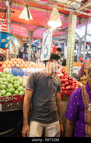 Exposant au marché de Chow Kit, à Kuala Lumpur en Malaisie Banque D'Images