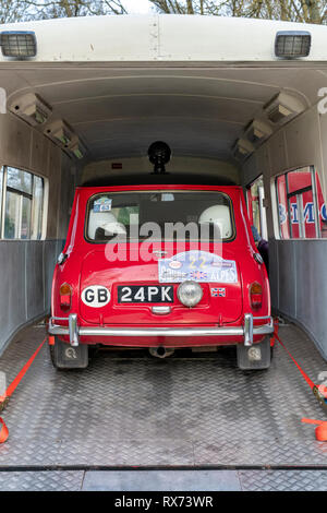 Unité mobile de formation BMC 1959 Transporteur et Mini car à Bicester heritage centre dimanche scramble event. Bicester, Oxfordshire, Angleterre Banque D'Images