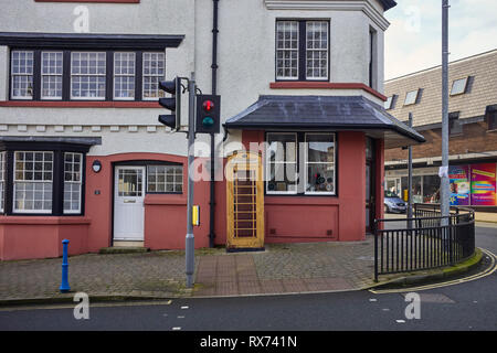 Peint or phone box dans le centre du village de loisirs Onchan Banque D'Images