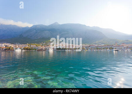 Makarska, Dalmatie, Croatie, Europe - Skyline de Makarska, en face de l'immense massif de montagne Banque D'Images