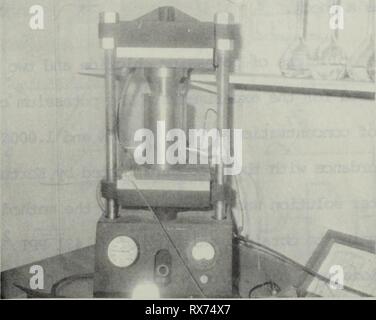 L'effet de la pression sur l'effet de la pression sur la conductance ionique à travers jusqu'à 2000 mètres de la colonne d'eau de l'océan. effectofpressure00mays Année : 1968 Figure 3. La presse et comprimé à une pression interne. Banque D'Images
